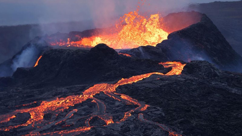 Dalam jepretan kamera lelehan lava yang mengalir keluar dari kawah gunung berapi terlihat sangat indah. Yauk, intip lansekap foto-fotonya.