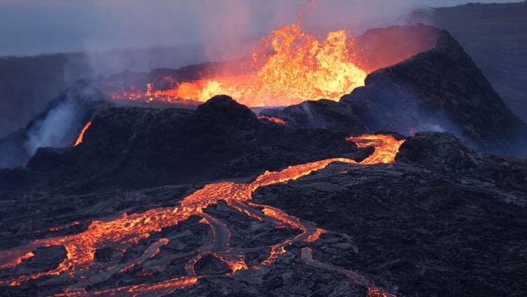 Dalam jepretan kamera lelehan lava yang mengalir keluar dari kawah gunung berapi terlihat sangat indah. Yauk, intip lansekap foto-fotonya.