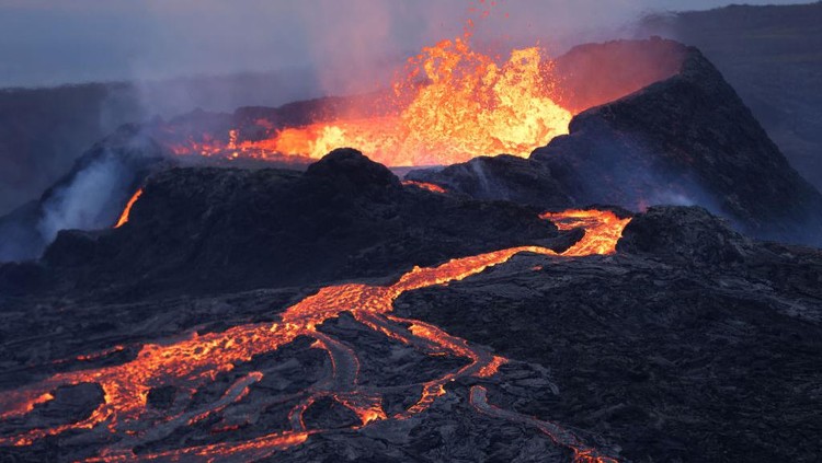 Lansekap Lelehan Lava yang Indah Tapi Berbahaya Dalam jepretan kamera lelehan lava yang mengalir keluar dari kawah gunung berapi terlihat sangat indah. Yauk, intip lansekap foto-fotonya.