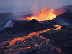 Memotret Lelehan Lava, Cantik di Kamera Tapi Menantang Maut