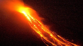 Pertama, ada penampakan aliran lava yang mengalir di lereng Gunung Mayon, Filipina, Juli 2006 lalu. (Romeo Gacad/AFP via Getty Images)