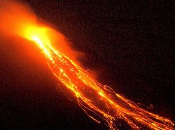 Memotret Lelehan Lava, Cantik di Kamera Tapi Menantang Maut