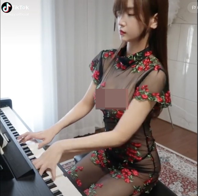 Dalam berbagai video yang diunggahnya, Leezy memamerkan kebolehannya bermain piano. Yang membuat videonya menjadi populer karena penampilannya memakai aneka lingerie yang mengekspos tubuhnya. Foto: Dok. Instagram/Tiktok Leezy
