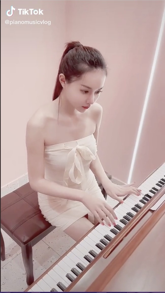 Selain memakai lingerie, Leezy juga kerap tampil bermain piano dengan mengenakan mini dress. Foto: Dok. Instagram/Tiktok Leezy