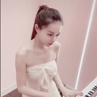 Selain memakai lingerie, Leezy juga kerap tampil bermain piano dengan mengenakan mini dress. Foto: Dok. Instagram/Tiktok Leezy