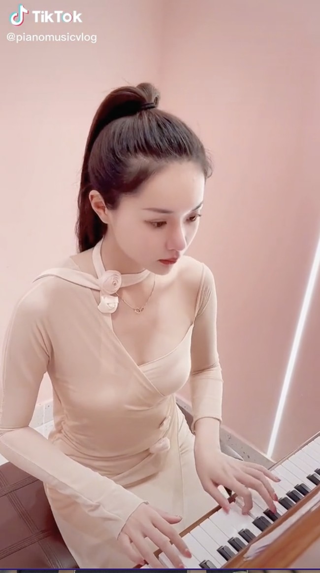 Kurang sukses sebagai artis Korea, Lee Hae In merambah YouTube. Dia mengubah namanya menjadi Leezy baik untuk nama di YouTube maupun TikTok. Foto: Dok. Instagram/Tiktok Leezy