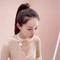 Kurang sukses sebagai artis Korea, Lee Hae In merambah YouTube. Dia mengubah namanya menjadi Leezy baik untuk nama di YouTube maupun TikTok. Foto: Dok. Instagram/Tiktok Leezy