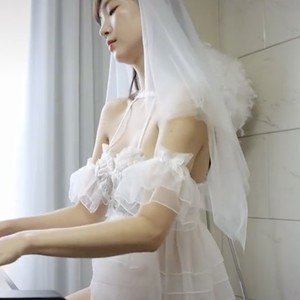 7 Foto Wanita Korea Viral Main Piano Pakai Lingerie Seksi, Raup Rp 300 Juta