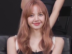 Lisa BLACKPINK Bikin Pangling dengan Rambut Baru, Fans Duga Pakai Wig