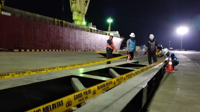 Lokasi kecelakaan kerja di JIIPE dipasang police line.