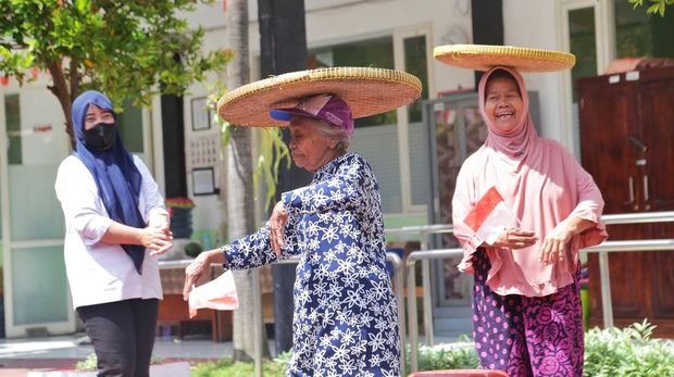 lomba agustusan para lansia di UPTD Griya Wreda Jambangan
