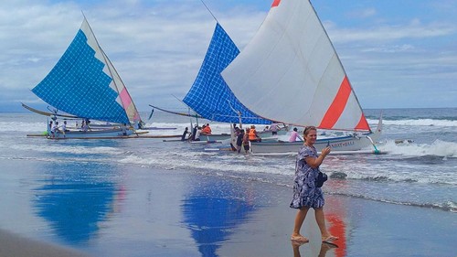 Lomba jukung dengan layar tanpa mesin memeriahkan peringatan Tahun Baru Islam 1444 Hijriah dan tradisi petik laut yang digelar Banjar Anyar, Desa Air Kuning, Kecamatan/Kabupaten Jembrana Bali, Selasa (9/8/2022).