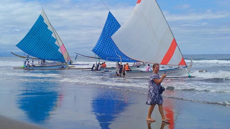 Lomba jukung dengan layar tanpa mesin memeriahkan peringatan Tahun Baru Islam 1444 Hijriah dan tradisi petik laut yang digelar Banjar Anyar, Desa Air Kuning, Kecamatan/Kabupaten Jembrana Bali, Selasa (9/8/2022). Lomba jukung dengan layar tanpa mesin memeriahkan peringatan Tahun Baru Islam 1444 Hijriah dan tradisi petik laut yang digelar Banjar Anyar, Desa Air Kuning, Kecamatan/Kabupaten Jembrana Bali, Selasa (9/8/2022).