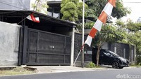 Rumah pribadi Irjen Ferdy Sambo berjarak sekitar 300 meter dari rumah dinas kawasan Duren Tiga. Kondisi kompleks tampak cukup sepi.
