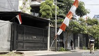 Tidak sembarangan orang diperbolehkan masuk ke kompleks. Awak media tidak dapat mendekat ke rumah pribadi Ferdy Sambo.