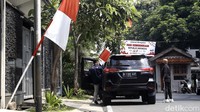 Kendaraan LPSK terparkir di depan rumah Putri Candrawathi. LPSK mengatakan asesmen di rumah biasanya dilakukan jika korban mengalami trauma.