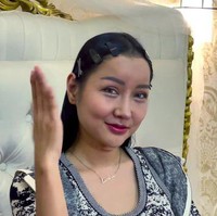 Sedangkan dari depan tampak jelas jika bentuk bibir bibir dan matanya pun jadi berubah. Walaupun dalam video unggahannya itu Lucinta tidak berbicara secara langsung, hanya menggunakan bahasa isyarat, namun ia mengatakan jika operasi potong lehernya itu telah membuatnya jadi susah makan dan berbicara untuk sementara waktu. Foto: YouTube/Lucinta Luna TV