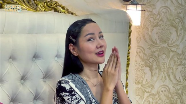 Walaupun kini Lucinta sudah memperlihatkan wajah barunya, namun tampaknya ia belum mau memamerkan suara barunya usai operasi. Kira-kira seperti apa suara Lucinta Luna kini?  Foto: YouTube/Lucinta Luna TV