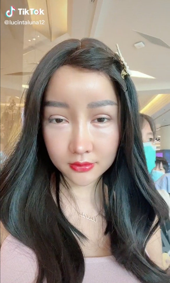 Setelah berhasil membuat publik penasaran, Lucinta yang menyebut dirinya sebagai Ratu 9 Nyawa itu akhirnya mengungkap penampilannya melalui video yang diunggahnya ke akun TikTok dan Instagram pribadi. Dalam video-video tersebut wajah baru Lucinta pun sudah semakin jelas terlihat dan tak lagi ditutup-tutupi. Foto: TikTok/@lucintaluna12