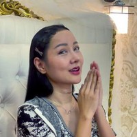 Walaupun kini Lucinta sudah memperlihatkan wajah barunya, namun tampaknya ia belum mau memamerkan suara barunya usai operasi. Kira-kira seperti apa suara Lucinta Luna kini?  Foto: YouTube/Lucinta Luna TV