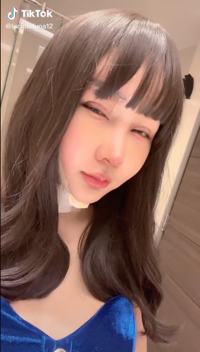 Lucinta Luna sempat kembali menghebohkan publik karena serangkaian operasi plastik yang dijalaninya, mulai dari operasi potong leher hingga ganti kulit. Sempat menutupi penampilannya hingga membuat publik penasaran, akhirnya Lucinta kini mengungkap wajah barunya hasil operasi plastik. Foto: TikTok/@lucintaluna12