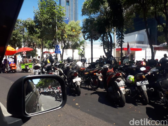 Seorang pengendara, Yudi, melaporkan kemacetan di Jalan Tunjungan, Surabaya. Sebab, di jalan tersebut ada demo.
