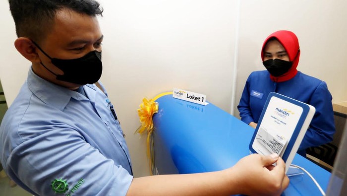 Direktur Utama Mandiri Inhealth Budi Tampubolon (tengah) bersama dengan Direktur Primaya Hospital Bekasi Utara dr Ferry Aryo Pangarso (kiri) di saksikan oleh Kepala Kantor Operasional Botabek dr Santy Dahlan  pada acara peresmian konter khusus Mandiri Inhealth di Primaya Hospital Bekasi Utara, Selasa (9/8).