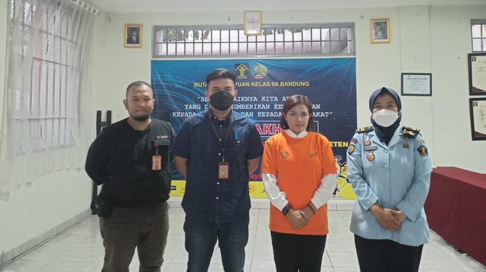Mantan Ketua Komisi Pemilihan Umum Daerah (KPUD) Kota Depok Titik Nurhayati ditahan di Rutan Sukamiskin.
