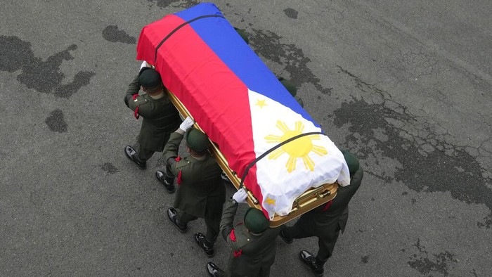 Mantan Presiden Filipina Fidel Ramos Dimakamkan Soldiers carry the flag-draped casket of the late former Philippine President Fidel Ramos during his state funeral at the Heroes' Cemetery in Taguig, Philippines on Tuesday Aug. 9, 2022. Ramos was laid to rest in a state funeral Tuesday, hailed as an ex-general, who backed then helped oust a dictatorship and became a defender of democracy and can-do reformist in his poverty-wracked Asian country. (AP Photo/Aaron Favila)