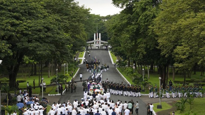 Mantan Presiden Filipina Fidel Ramos Dimakamkan Soldiers carry the flag-draped casket of the late former Philippine President Fidel Ramos during his state funeral at the Heroes' Cemetery in Taguig, Philippines on Tuesday Aug. 9, 2022. Ramos was laid to rest in a state funeral Tuesday, hailed as an ex-general, who backed then helped oust a dictatorship and became a defender of democracy and can-do reformist in his poverty-wracked Asian country. (AP Photo/Aaron Favila)