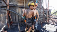 Pekerja terlihat menggunakan peralatan keselamatan seadanya. Kecelakaan kerja kerap terjadi di lokasi penambangan batu bara di Sabinas, Coahuila, Meksiko.
