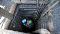 Penambang turun ke tambang batu bara melalui lubang kecil yang disebut pocito di Sabinas, negara bagian Coahuila, Meksiko, 8 Agustus 2022. Kawasan tambang ini sekitar 1.000 km sebelah utara Ibu Kota Meksiko City.