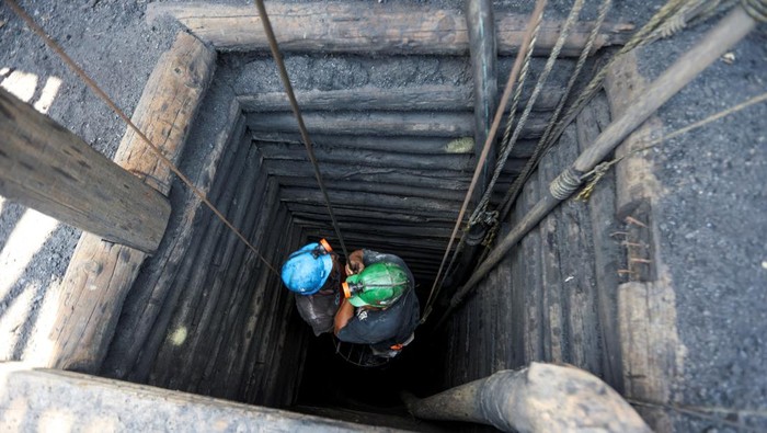 A miner works at an artisanal coal mine, or 'pocito' (little hole), known for their rudimentary and often dangerous mining techniques, in Sabinas, Coahuila state, Mexico, August 8, 2022. REUTERS/Luis Cortes