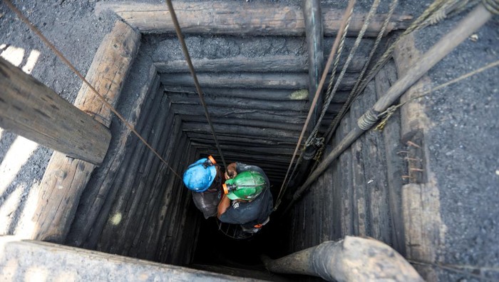Melihat Proses Penambangan Batu Bara di Meksiko yang Rawan Kecelakaan A miner works at an artisanal coal mine, or 'pocito' (little hole), known for their rudimentary and often dangerous mining techniques, in Sabinas, Coahuila state, Mexico, August 8, 2022. REUTERS/Luis Cortes