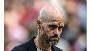 Ekspresi kecewa Erik Ten Hag kalah di laga perdana Liga Inggris. Foto: Twitter