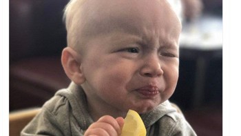 Meme Erik Ten Hag menelan pahitnya kekalahan. Foto: Twitter