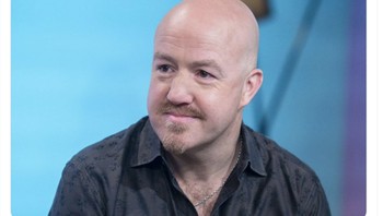 Meme Erik Ten Hag digadang akan menjadi pria yang menyelamatkan Manchester United tapi sudah kalah di laga perdana. Foto: Twitter