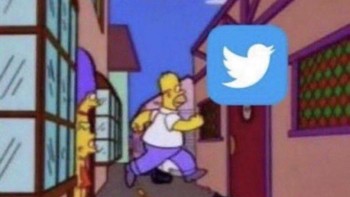 Meme Homer Simpson pergi ke Twitter untuk mengecek Google down. Foto: (Twitter)