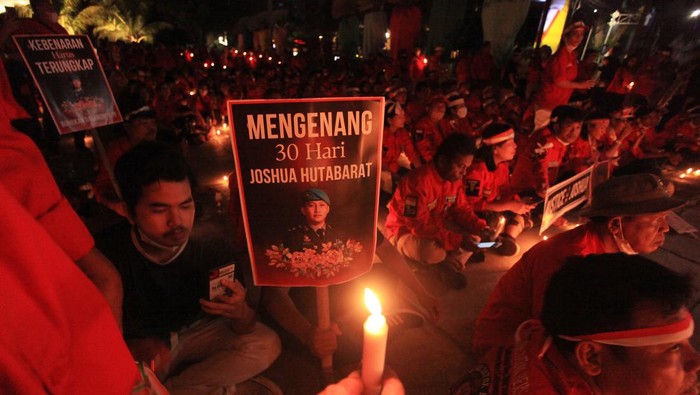 Sejumlah orang dari berbagai elemen masyarakat sipil menggelar aksi solidaritas menyalakan lilin untuk mengenang Brigadir Novriansyah Joshua Hutabarat alias Brigadir J di kawasan Taman Ismail Marzuki (TIM), Jakarta, Senin (8/8/2022). Aksi bertajuk Keadilan untuk Joshua!