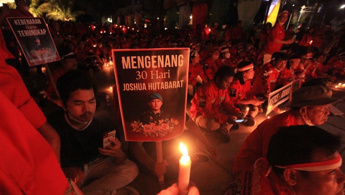 MENGENANG 30 HARI KEMATIAN BRIGADIR JOSHUA Sejumlah orang dari berbagai elemen masyarakat sipil menggelar aksi solidaritas menyalakan lilin untuk mengenang Brigadir Novriansyah Joshua Hutabarat alias Brigadir J di kawasan Taman Ismail Marzuki (TIM), Jakarta, Senin (8/8/2022). Aksi bertajuk Keadilan untuk Joshua!