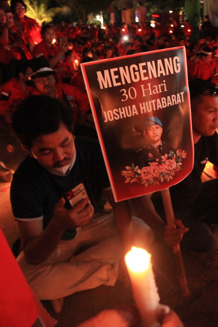 MENGENANG 30 HARI KEMATIAN BRIGADIR JOSHUA Sejumlah orang dari berbagai elemen masyarakat sipil menggelar aksi solidaritas menyalakan lilin untuk mengenang Brigadir Novriansyah Joshua Hutabarat alias Brigadir J di kawasan Taman Ismail Marzuki (TIM), Jakarta, Senin (8/8/2022). Aksi bertajuk Keadilan untuk Joshua!