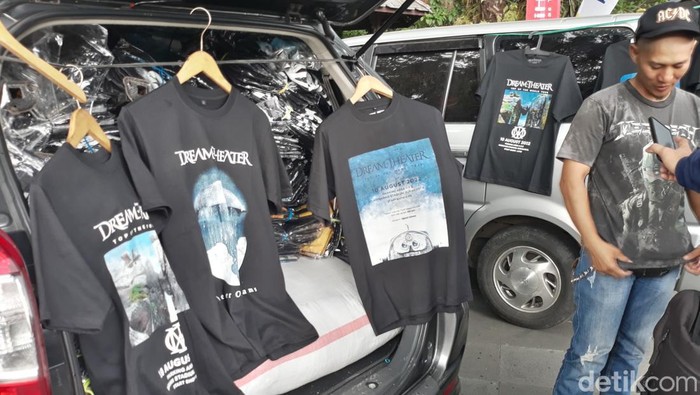 Menjelang konser Top Of The World Tour Dream Theater besok, Stadion Manahan, Solo, mulai diserbu pedagang kaus, Selasa (9/8/2022).