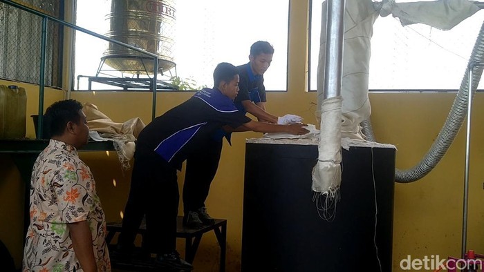 Siswa SMK Satya Praja 2, Petarukan, Pemalang membuat mesin pengolah sampah plastik menjadi Bahan bakar Minyak (BBM).