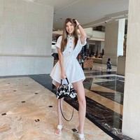 Pemain Ganteng-Ganteng Serigala itu telah membantu ibunya mencari nafkah sejak berusia delapan tahun. Hingga akhirnya sang ibu menikah lagi dan bercerai. Mikaila Patritz juga harus membantu membesarkan adiknya yang baru lahir. Foto: dok. Instagram @mikailapatritz