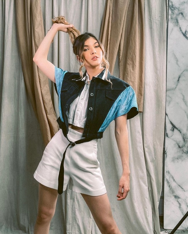 Saat duduk di bangku SD, Mikaila Patritz yang dibesarkan keluarga Katolik juga terpikir untuk pindah ke agama Islam. Foto: dok. Instagram @mikailapatritz