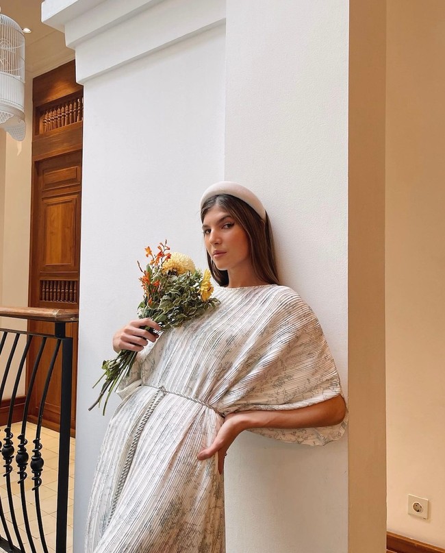 “Kalau ditanya, aku sekarang kangen banget, pengen banget punya pengalaman anak kecil yang normal. Tapi I couldnt have that. Jadi aku push diri. Kalau bisa selesai sekolah aku tujuannya pengen punya suami, pengen punya anak, membesarkan anak untuk memberikan keluarga yang lengkap. Dan inginnya anakku tidak merasakan apa yang aku rasakan,” ungkap Mikaila Patritz. Foto: dok. Instagram @mikailapatritz