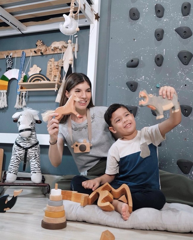 Mikaila Patritz tak ingin mengulang kisah yang sama seperti ibunya. Dia terdorong untuk menikah muda agar dapat memberikan kehidupan yang layak, dengan keluarga yang lengkap untuk anaknya. Foto: dok. Instagram @mikailapatritz