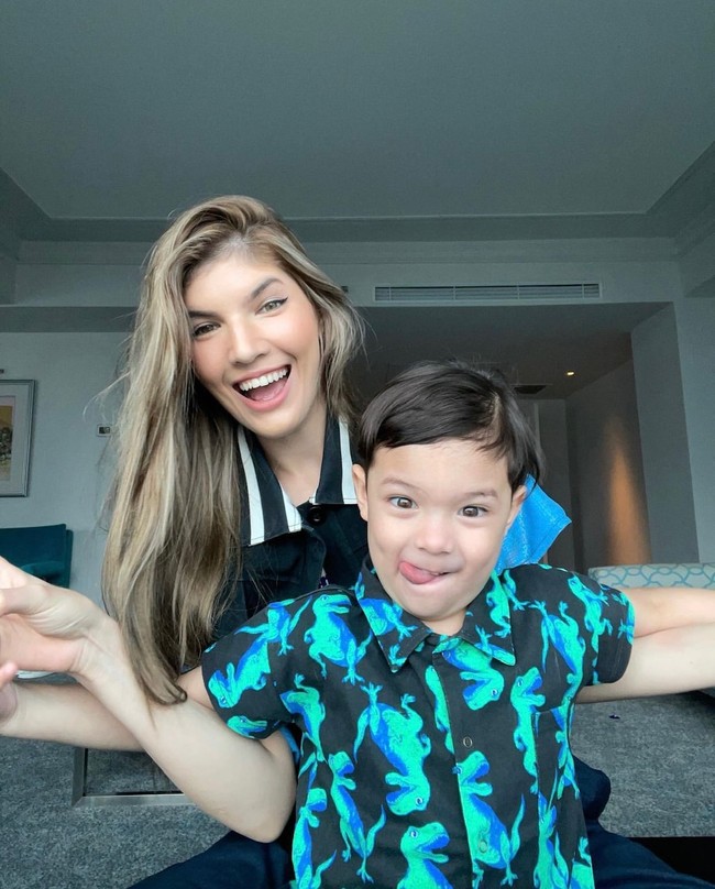 Sejak itu Mikaila Patritz menyadari bahtera rumah tangga tidak mudah untuk dijalani sendiri. Keadaan pun membuat Mikaila lebih dewasa dari anak seusianya. Foto: dok. Instagram @mikailapatritz