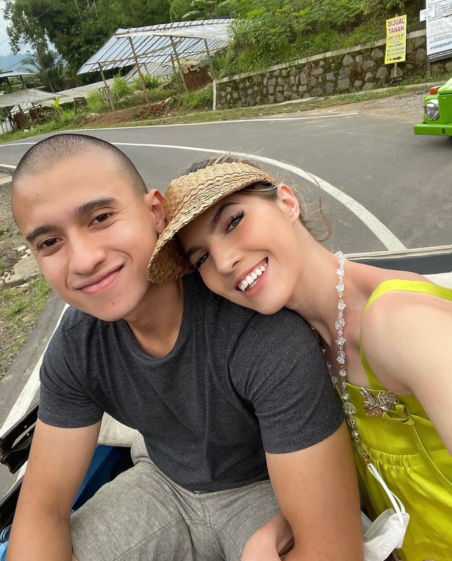 Aktris Mikaila Patritz menikah di usia 18 tahun setelah menamatkan bangku SMA. Istri dari Fardan Khan itu merasakan jerih payah hidup karena dibesarkan sang ibu tanpa sosok ayah sejak lahir. Hal itulah yang mendorongnya untuk menikah muda. Foto: dok. Instagram @mikailapatritz