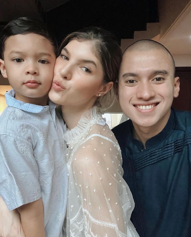 Diakuinya, terkadang dia mendambakan masa kecil dengan keluarga lengkap. Kini Mikaila Patritz bertekad untuk memberikan kehidupan bahagia untuk putra tercinta. Foto: dok. Instagram @mikailapatritz